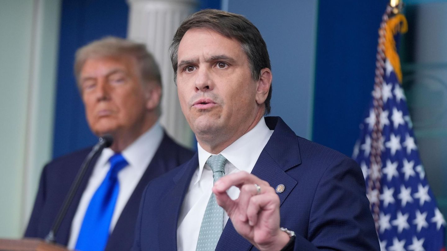 Der stellvertretende Justizminister Todd Blanche spricht im Weißen Haus vor US-Präsident Donald Trump (Archivbild)