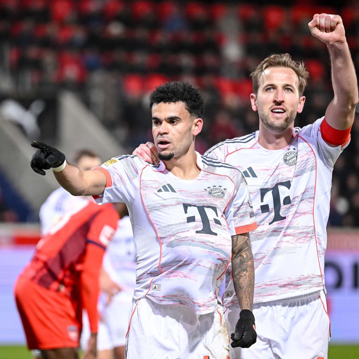 Bayern: Luis Diaz, der Torschütze, und Harry Kane feiern das 3:0 gegen Heidenheim