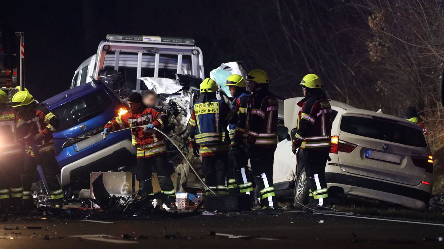 Auf der Bundesstraße 2 in Mittelfranken gab es einen schweren Verkehrsunfall. Foto: Felix Besold/NEWS5/dpa