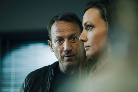 Falke (Wotan Wilke Möhring) erfährt von seiner niederländischen Kollegin Lynn de Baer (Gaite Jansen), wie groß die Probleme mit der Mafia im Nachbarland sind.