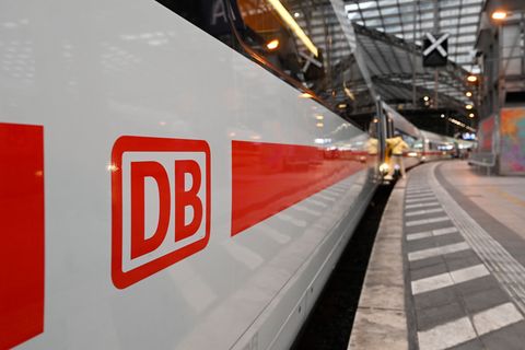 Ein Fernverkehrszug der Deutschen Bahn steht am Gleis. (Symbolbild) Foto: Roberto Pfeil/dpa