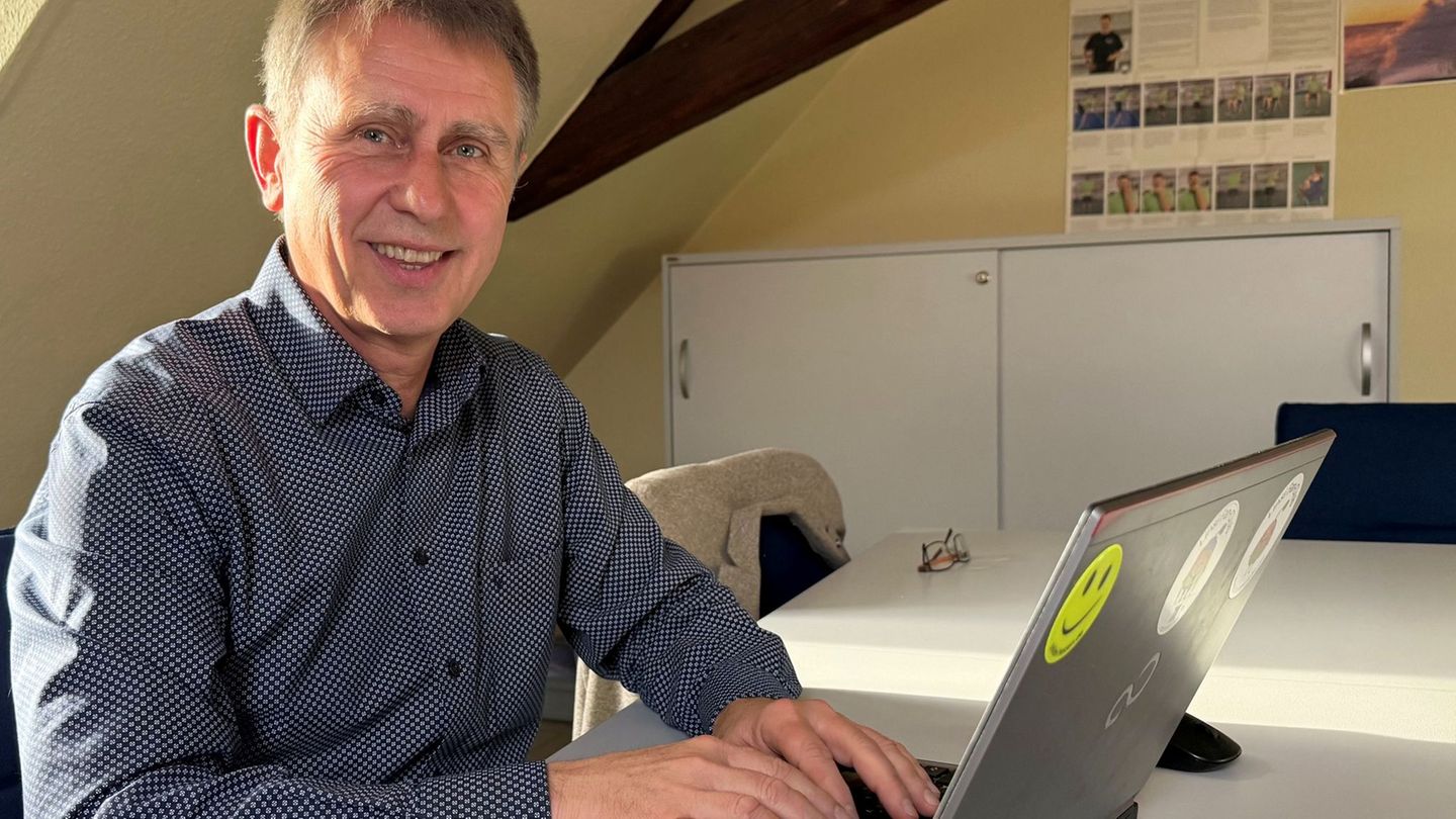 Erhard Hartmann ist treibende Kraft des Projekts Digital-Lotsen in Linsengericht, bei dem ehrenamtliche Helfer Seniorinnen und S