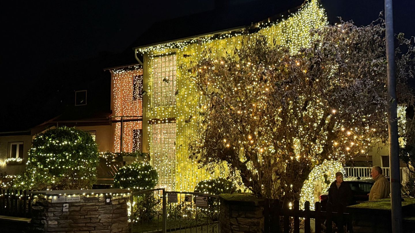 32.000 LEDs bringen das Haus der Familie Schneider in Erlensee zum Leuchten. Foto: Michael Bauer/DPA