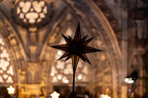 Die Nürnberger Frauenkirche ist festlich erleuchtet. (Archivbild) Foto: Daniel Karmann/dpa
