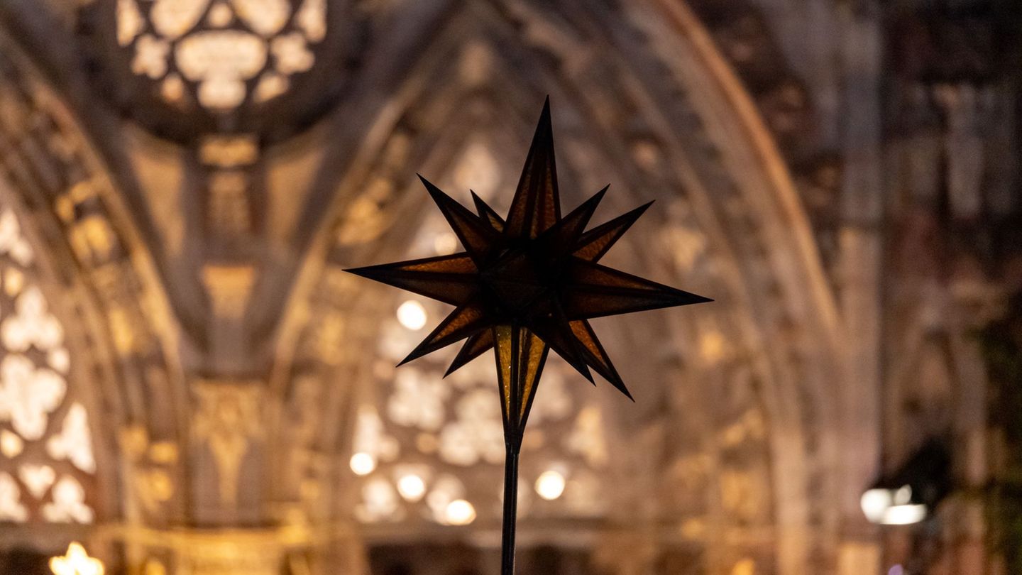 Die Nürnberger Frauenkirche ist festlich erleuchtet. (Archivbild) Foto: Daniel Karmann/dpa