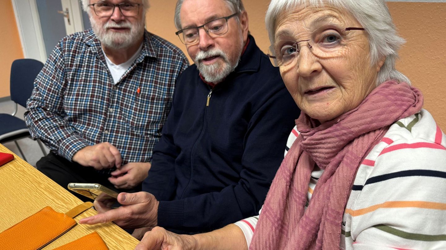 Bei dem ehrenamtlichen Projekt in Linsengericht geht es vor allem darum, den Senioren die Informationen Schritt für Schritt zu v