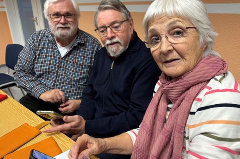 Bei dem ehrenamtlichen Projekt in Linsengericht geht es vor allem darum, den Senioren die Informationen Schritt für Schritt zu v