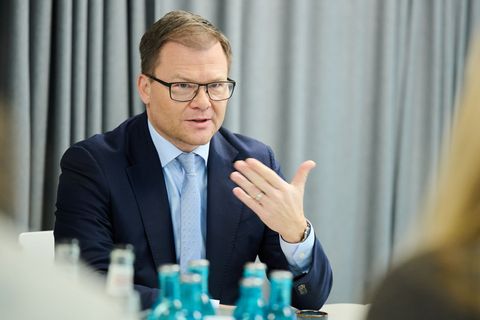 Als Umweltminister ist Carsten Schneider auch für den deutschen Atommüll zuständig - und will die Suche nach einer dauerhaften L