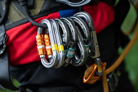 Neben klassischen Unfällen beschäftigen die Teams immer häufiger Mountainbike-Stürze, Gleitschirm-Notlandungen, Tierrettungen od