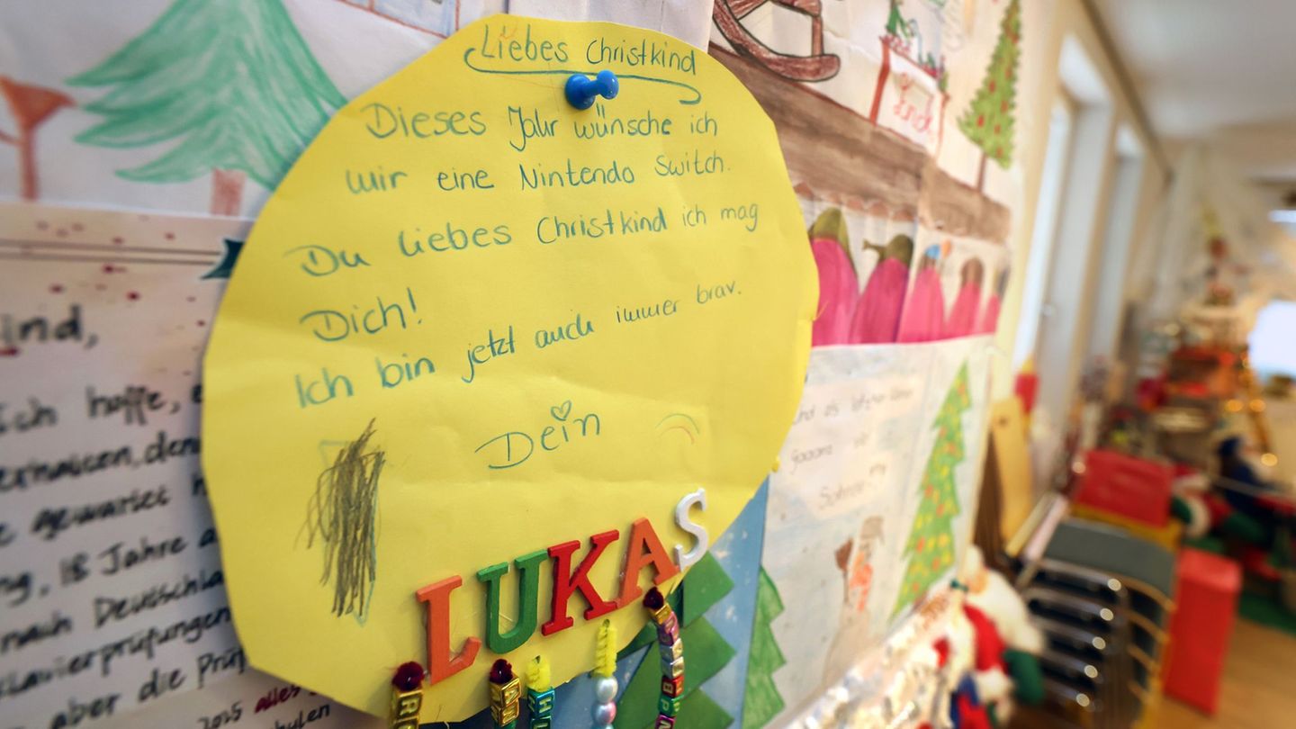 Jedes Jahr beantwortet das Christkind in Bayern Tausende Wunschzettel. (Archivbild) Foto: Karl-Josef Hildenbrand/dpa