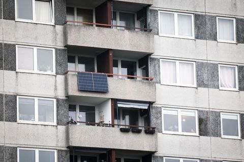 In Schleswig-Holstein sind dieses Jahr bis Ende November ungefähr 16.400 Balkonkraftwerke installiert worden. (Symbolbild) Foto: