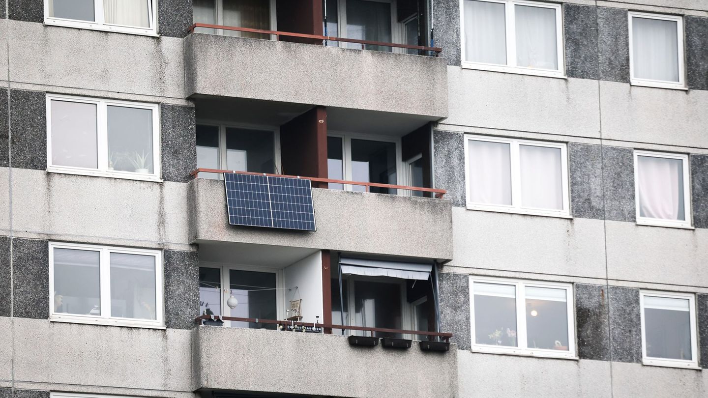 In Schleswig-Holstein sind dieses Jahr bis Ende November ungefähr 16.400 Balkonkraftwerke installiert worden. (Symbolbild) Foto:
