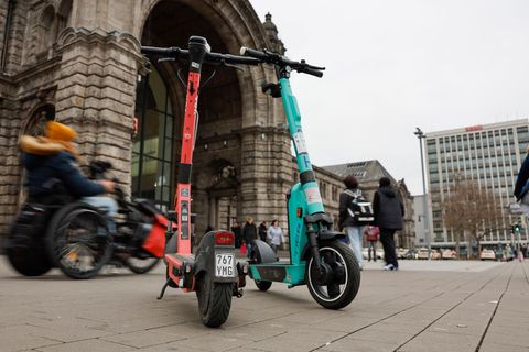 Im Weg herumstehende E-Scooter sind eine potenzielle Unfallquelle und manchmal gar eine tödliche Gefahr. (Symbolbild) Foto: Dani