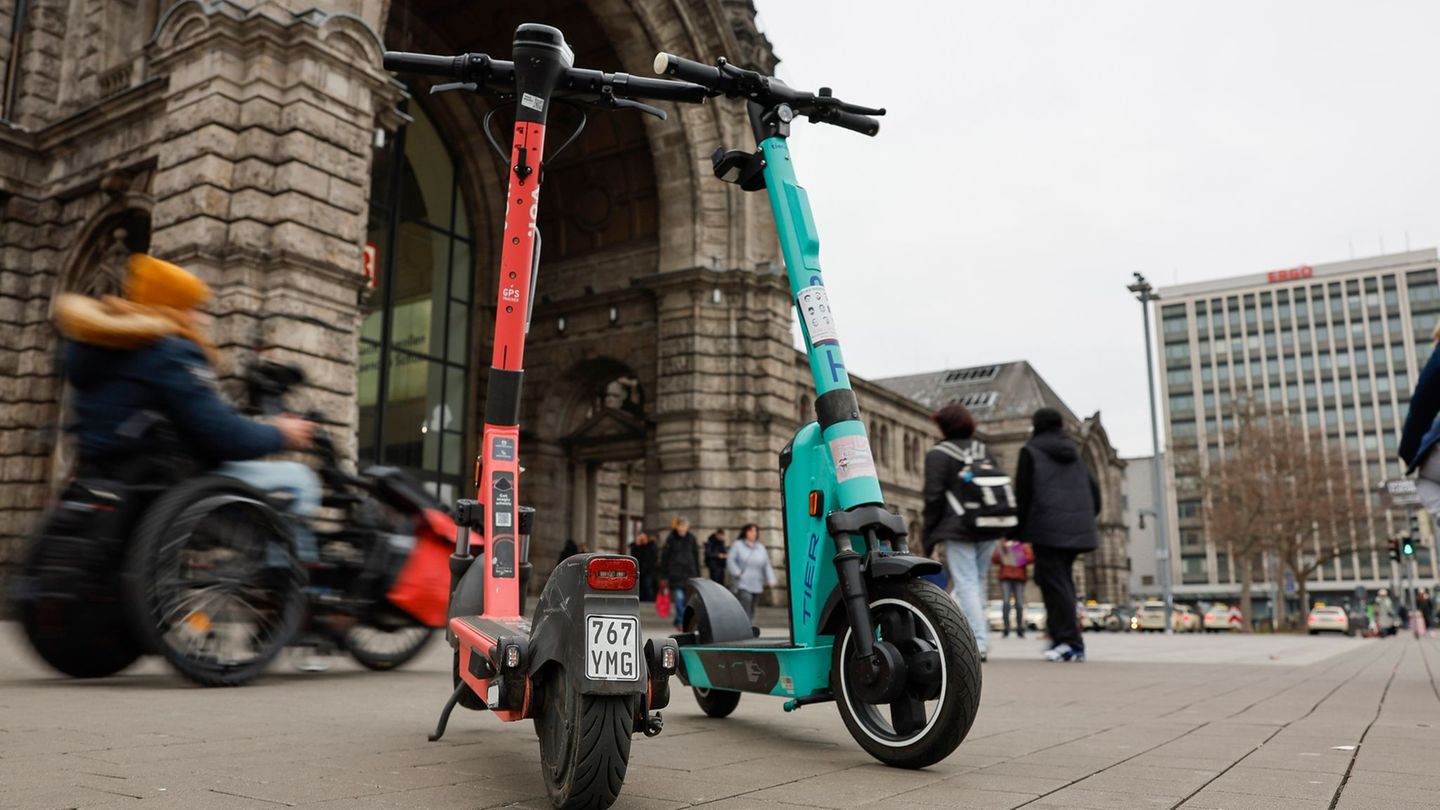 Im Weg herumstehende E-Scooter sind eine potenzielle Unfallquelle und manchmal gar eine tödliche Gefahr. (Symbolbild) Foto: Dani