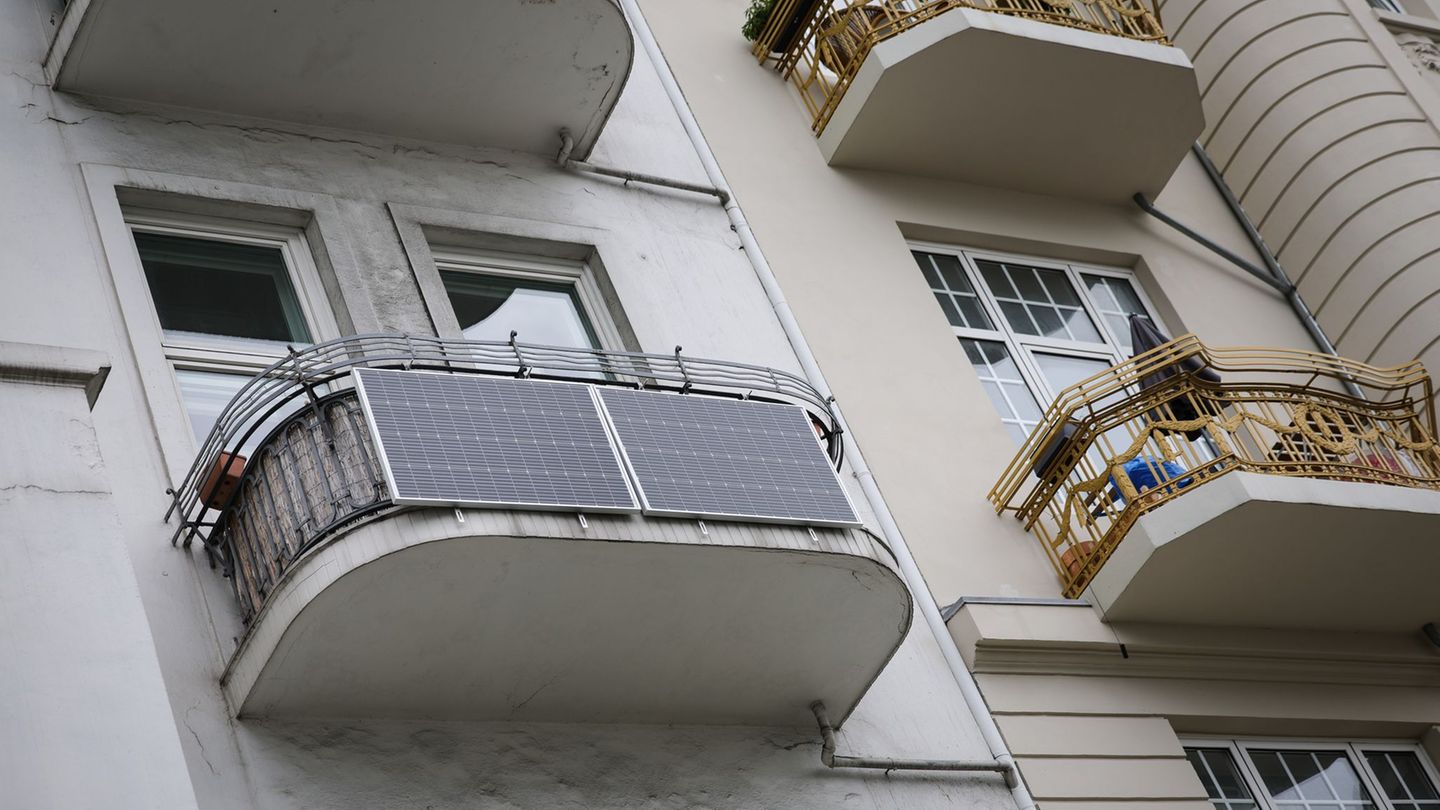 In Hamburg sind dieses Jahr bis Ende November nahezu 3.400 Balkonkraftwerke in Betrieb genommen worden. (Archivbild) Foto: Chris