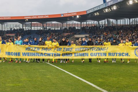 Die Mannschaft von Eintracht Braunschweig nach dem letzten Spiel des Jahres. Foto: Andreas Gora/dpa