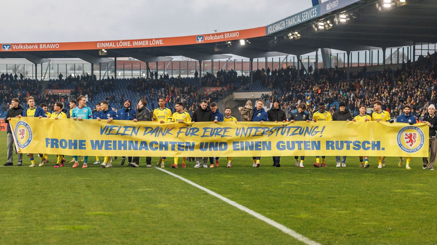 Die Mannschaft von Eintracht Braunschweig nach dem letzten Spiel des Jahres. Foto: Andreas Gora/dpa