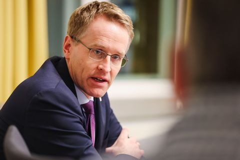 Daniel Günther fordert Tempo bei der Staatsmodernisierung. Foto: Frank Molter/dpa