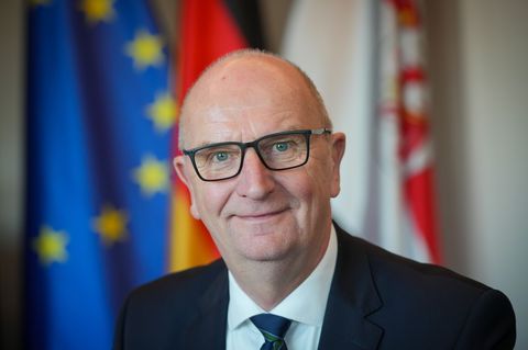 Brandenburgs Ministerpräsident Dietmar Woidke (SPD) verrät, was er an Heiligabend isst (Archivbild). Foto: Soeren Stache/dpa