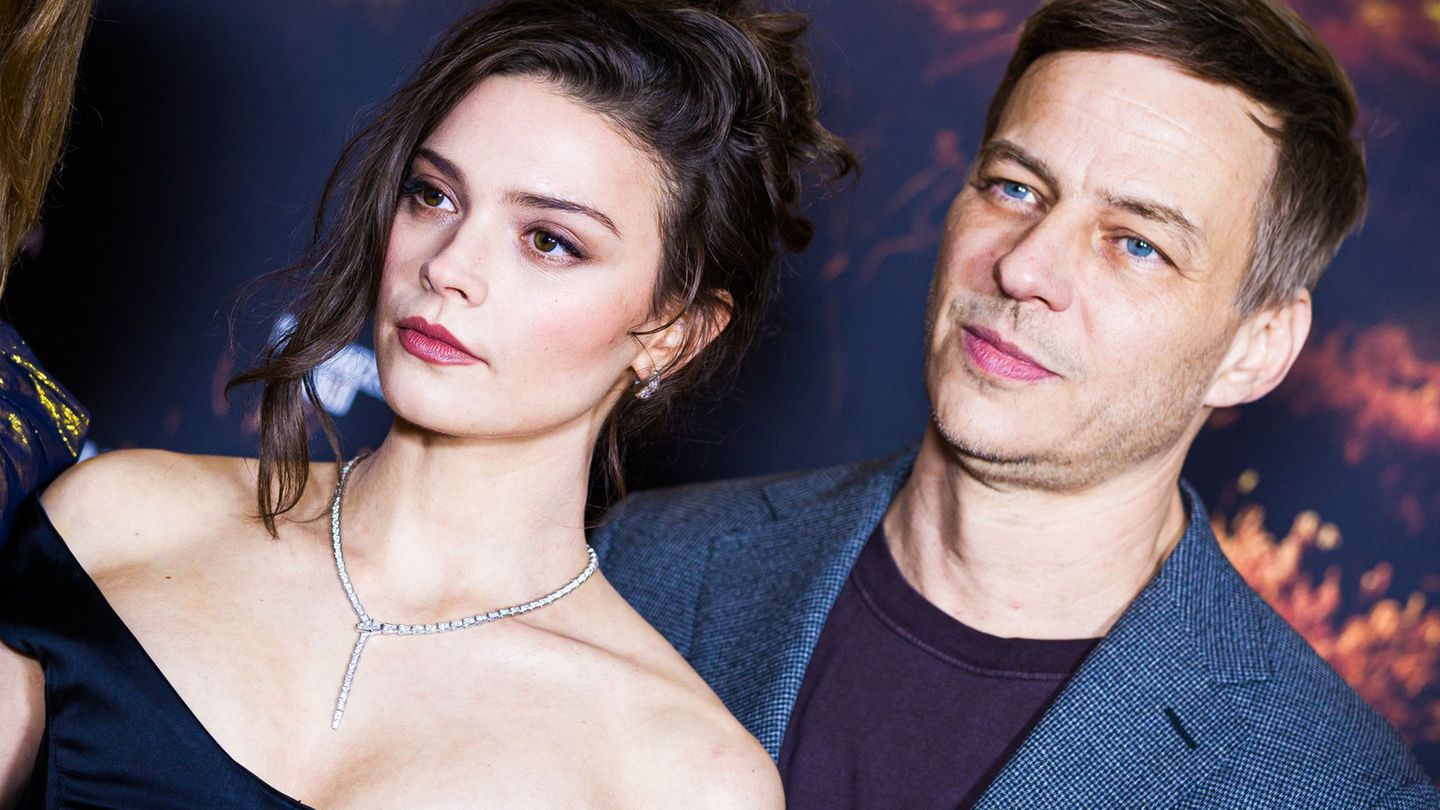 Die Schauspieler Harriet Herbig-Matten und Tom Wlaschiha bei einem Photocall am Rande der Premiere der Serie "Schwarzes Gold". F