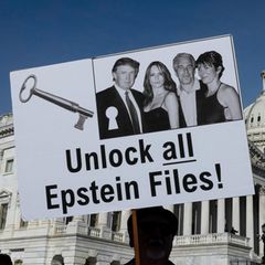 Demonstranten halten Schilder während einer Pressekonferenz zum Epstein Files Transparency Act