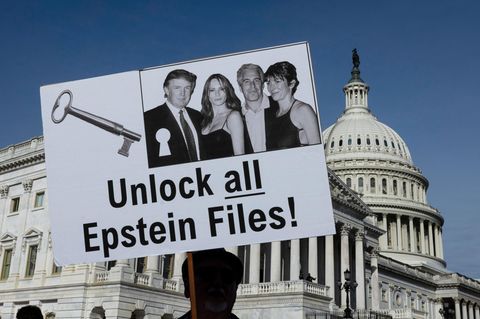 Demonstranten halten Schilder während einer Pressekonferenz zum Epstein Files Transparency Act