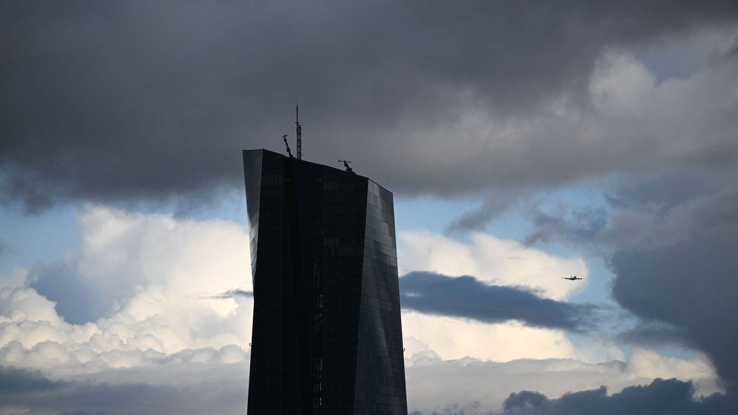 In Hessen bleibt das Wetter wechselhaft. (Symbolbild) Foto: Arne Dedert/dpa