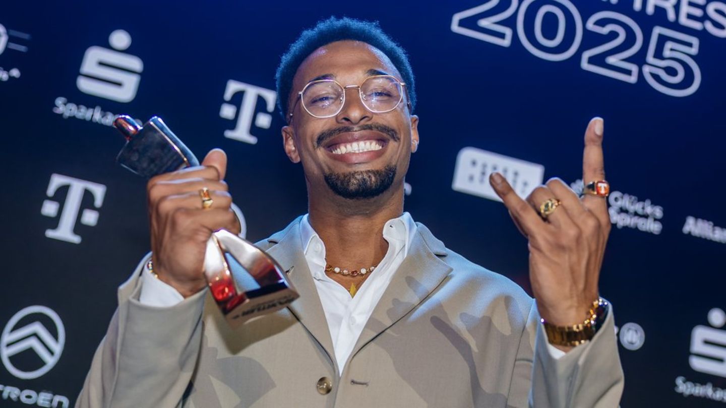 Leo Neugebauer jubelte am Sonntagabend in Baden-Baden über seine Trophäe.