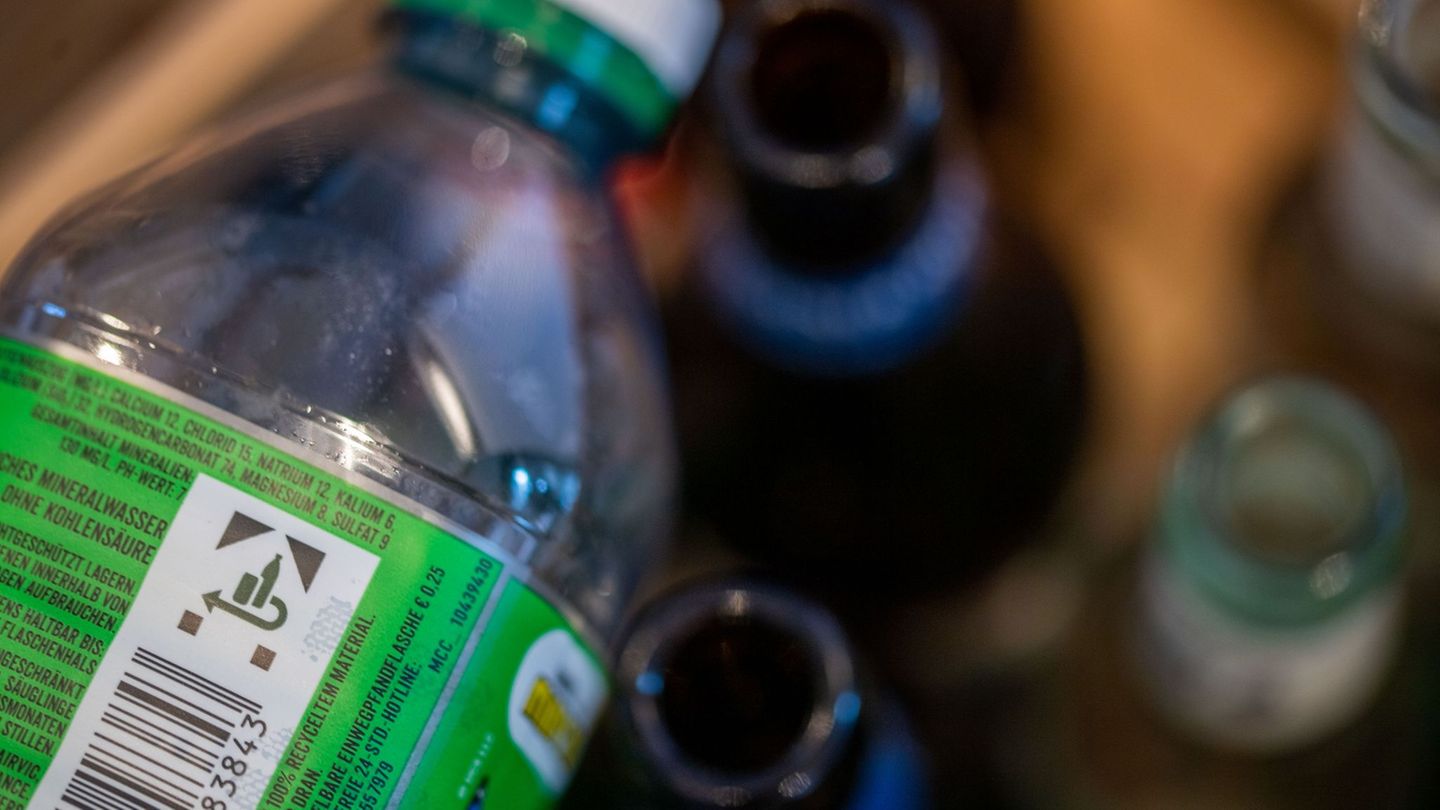 Sein Pfandflaschen-Geld spendete ein Obdachloser an ein Frauenhilfswerk. Er selbst brauche nichts, sagte er. (Symbolbild) Foto: