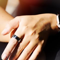 Deal-News: Eine Frau trägt den Oura-Ring