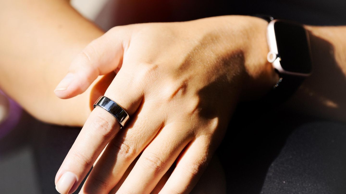 Deal-News: Eine Frau trägt den Oura-Ring