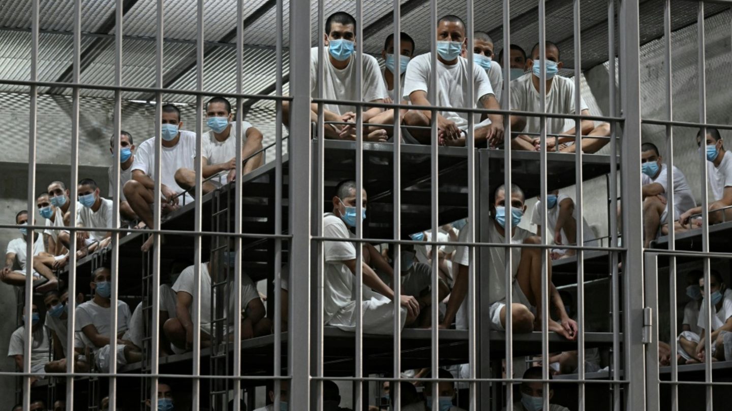 Gefangene im berüchtigten Cecot-Gefängnis