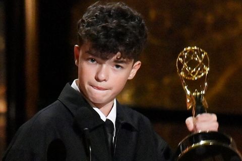 Owen Cooper mit seinem Emmy für "Adolescence".
