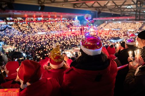 Das Stadion an der Alten Försterei erstrahlt im weihnachtlichen Lichterglanz. (Archivbild) Foto: Christoph Soeder/dpa