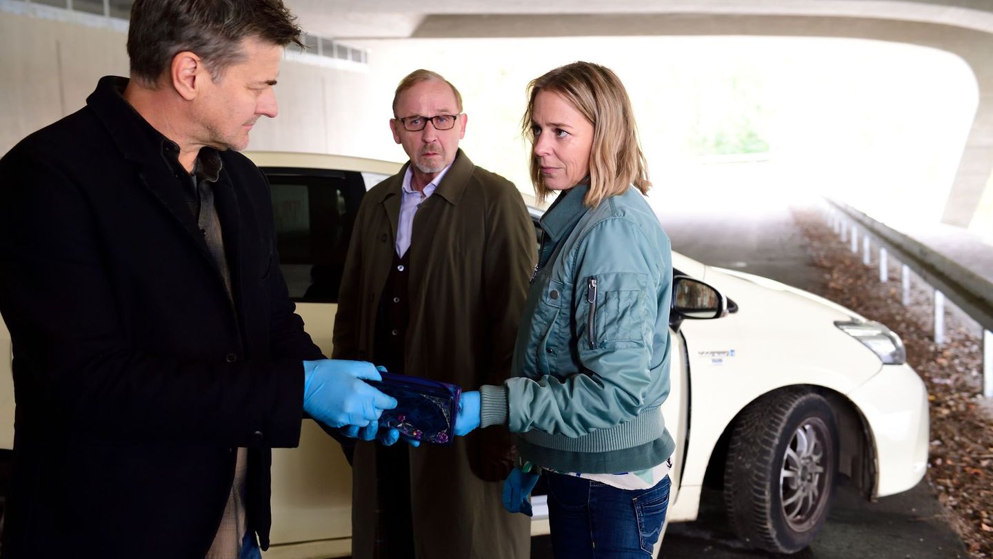 Harald Neuhauser (Marcus Mittermeier, links), Ludwig Schaller (Alexander Held) und Angelika Flierl (Bernadette Heerwagen) gelten als Loser-Kommissare. Den Fall treiben sie dennoch voran ...