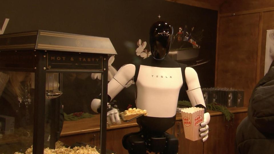 Tesla Roboter verteilt Popcorn auf Berliner Weihnachtsmarkt