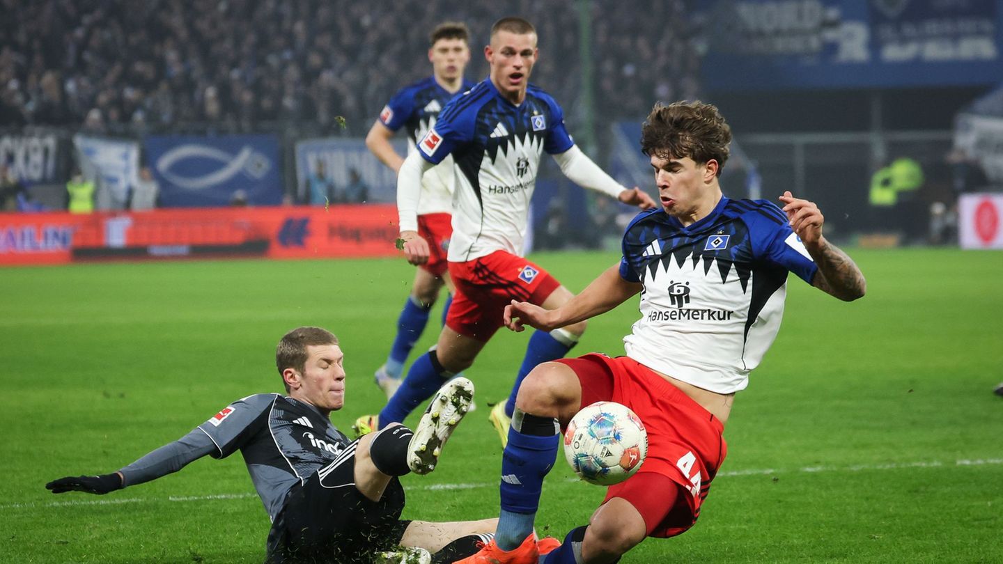 Elias Baum (l) fehlt Eintracht Frankfurt wegen einer Innenbandverletzung für unbestimmte Zeit. Foto: Christian Charisius/dpa