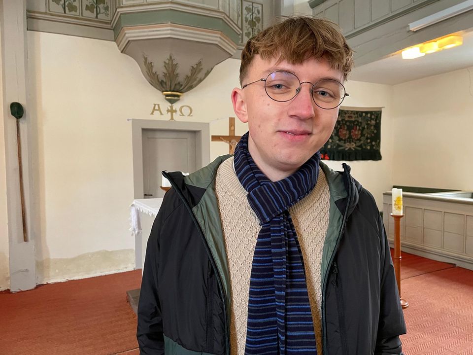 Porträt Joel in einer Kirche