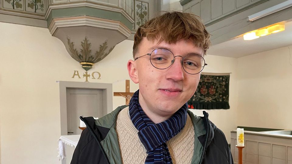 Porträt Joel in einer Kirche