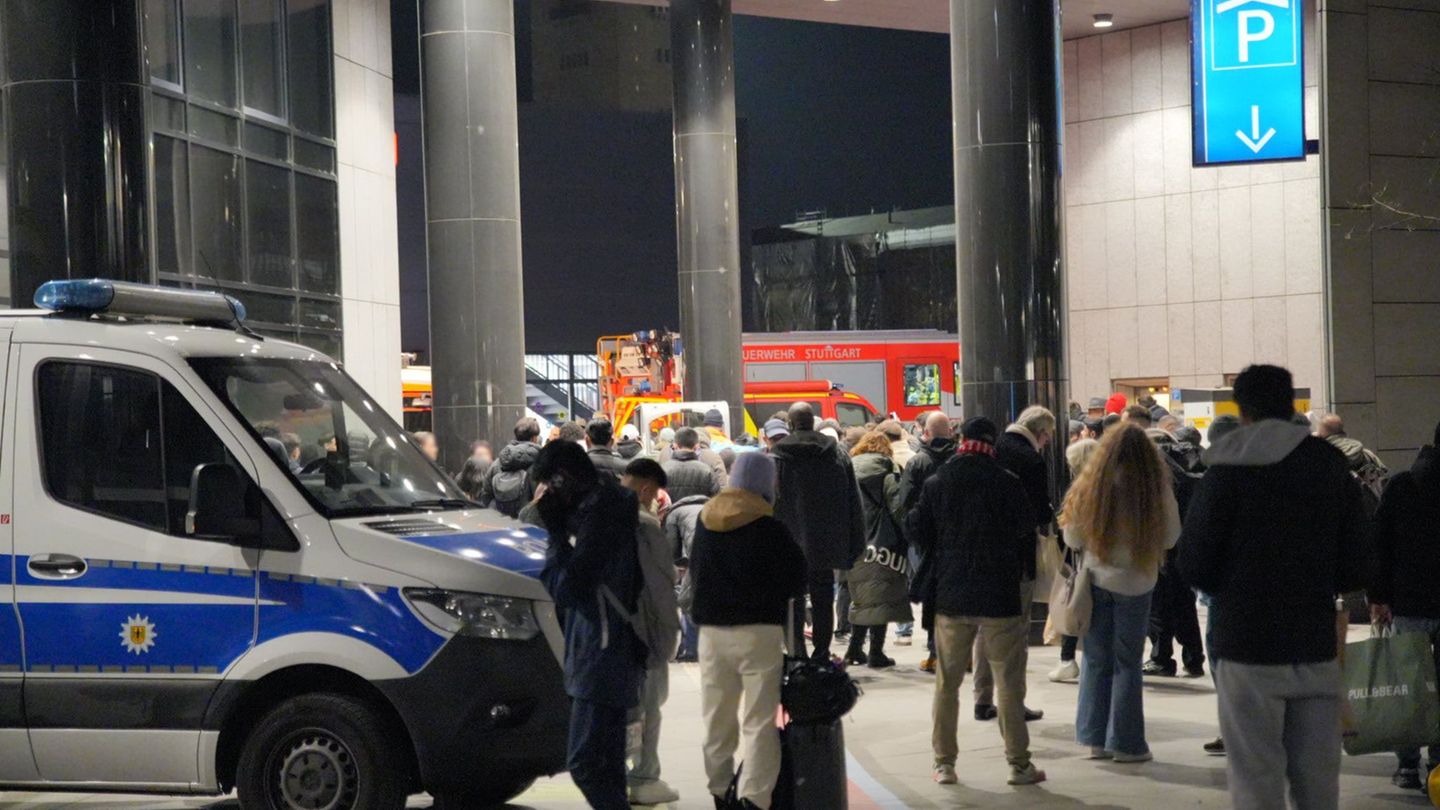 Über Stunden konnten Fahrgäste am Samstagabend nicht den oberen Teil des Stuttgarter Hauptbahnhofs nutzen. Foto: Enrique Kaczor/