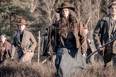 Johanna (Harriet Herbig-Matten, M.) lehnt sich mit ihrer Familie in "Schwarzes Gold" gegen die Ausbeutung durch die Ölindustri