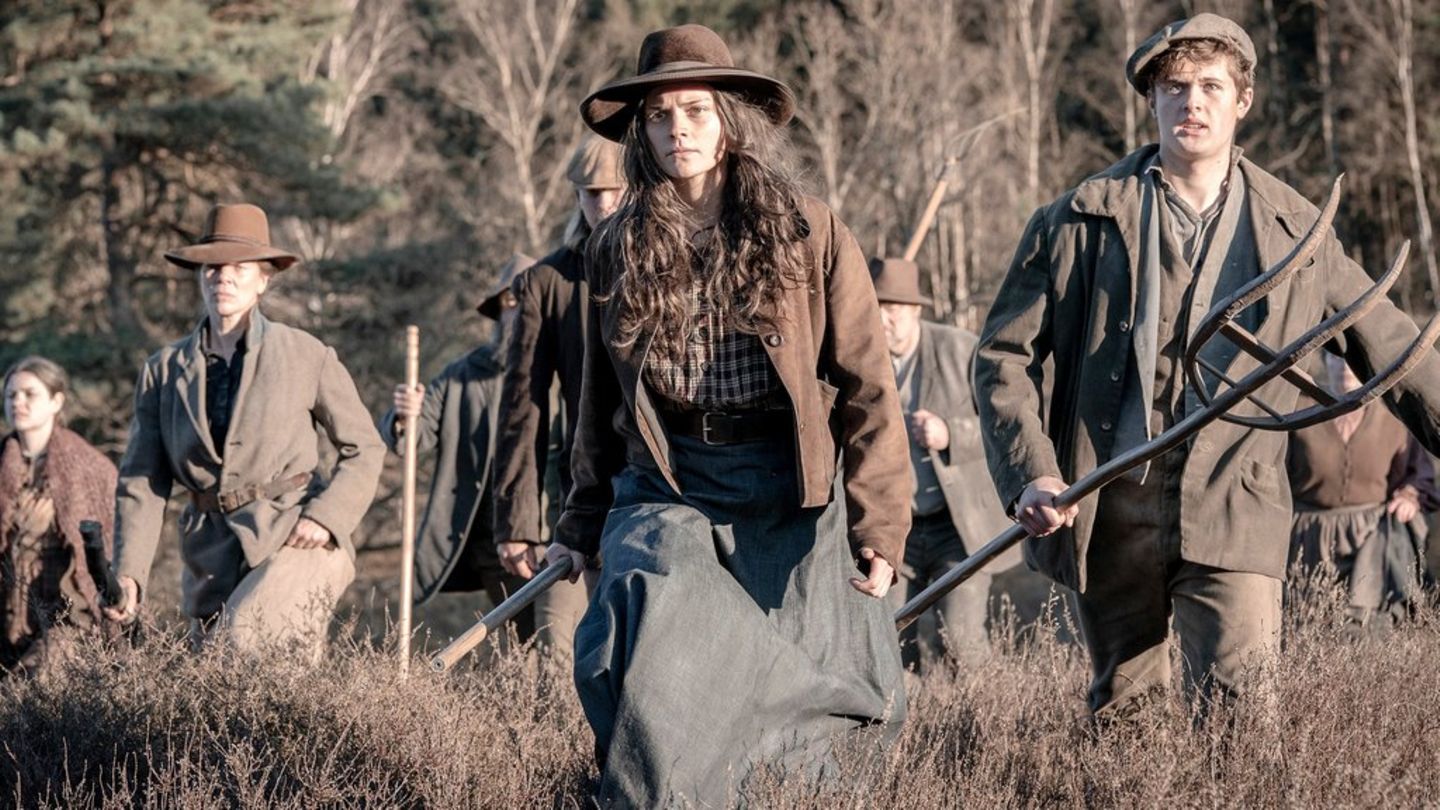 Johanna (Harriet Herbig-Matten, M.) lehnt sich mit ihrer Familie in "Schwarzes Gold" gegen die Ausbeutung durch die Ölindustri