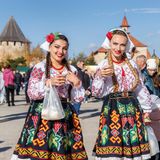 Moldau liegt zwar am Rande der EU, aber wie das Burgund auf dem ziemlich idealen Breitengrad für Weinanbau. Und das tut das Land auch gerne. Die Ergebnisse lassen sich auf einer kulinarischen Tour bewundern