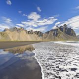 Wer die Erde bei der Arbeit beobachten möchte, kann sich daran auf Island erfreuen: Vulkane, Geysire, schroffe Felsen und Gezeiten zeigen Besuchern, wie aktiv eine Insel sein kann