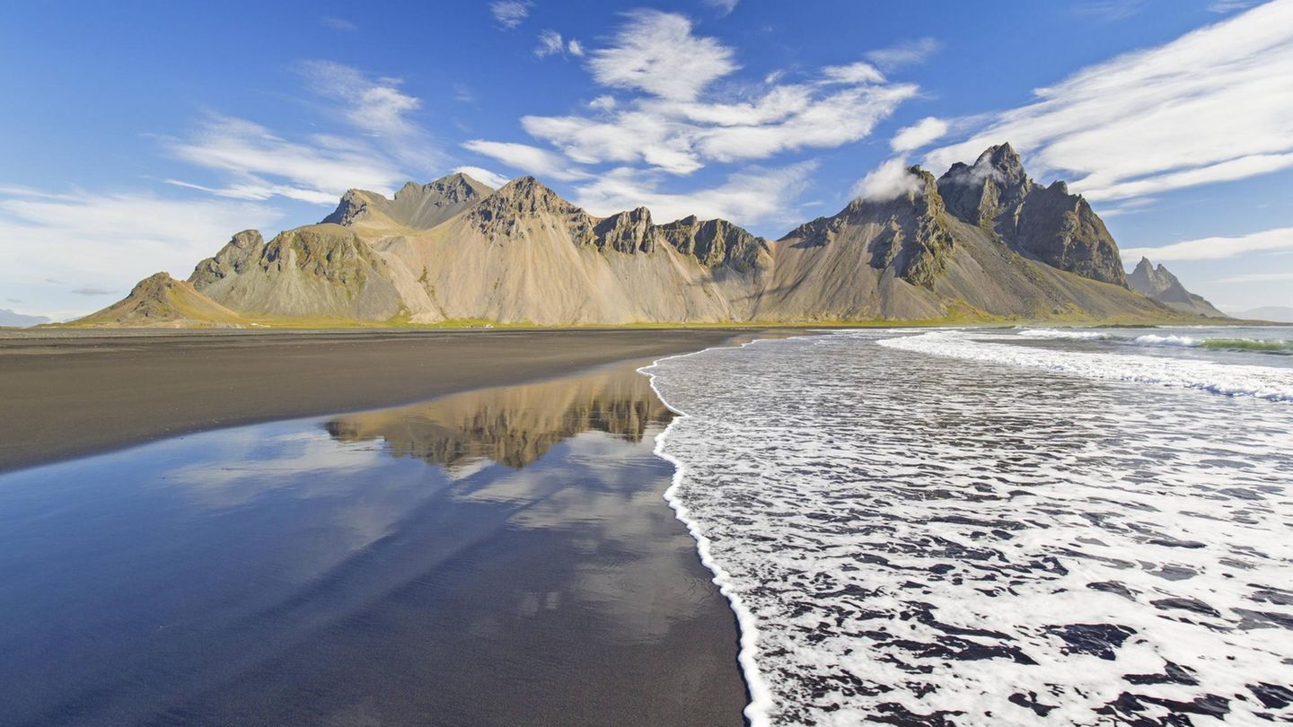 Wer die Erde bei der Arbeit beobachten möchte, kann sich daran auf Island erfreuen: Vulkane, Geysire, schroffe Felsen und Gezeiten zeigen Besuchern, wie aktiv eine Insel sein kann