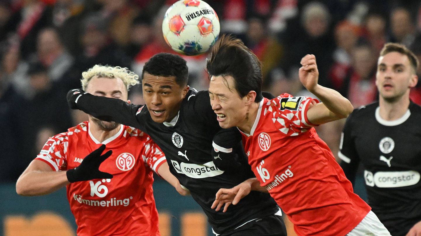 Im Kopfballduell: Joel Chima Fujita vom FC St. Pauli und Jae-sung Lee von Mainz 05. Foto: Torsten Silz/dpa