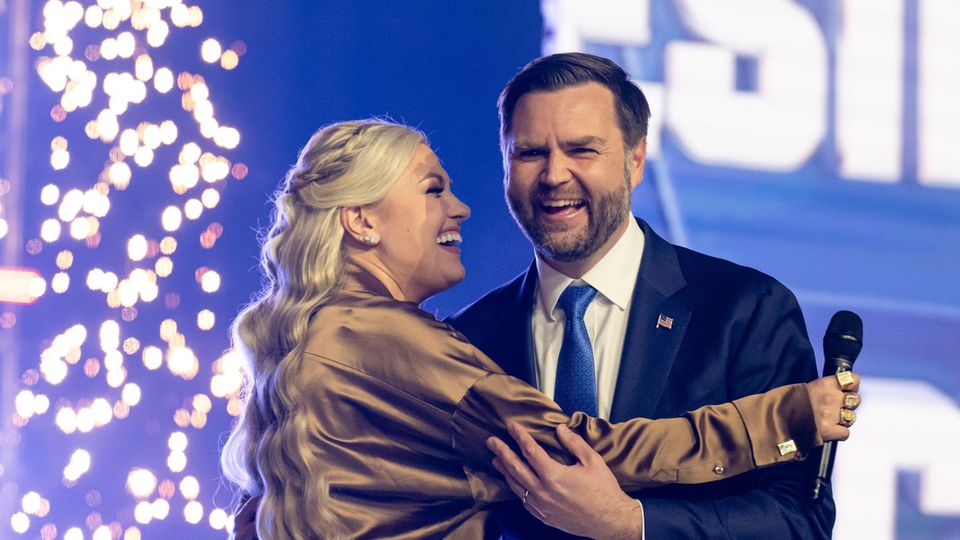 Erika Kirk umarmt J. D. Vance