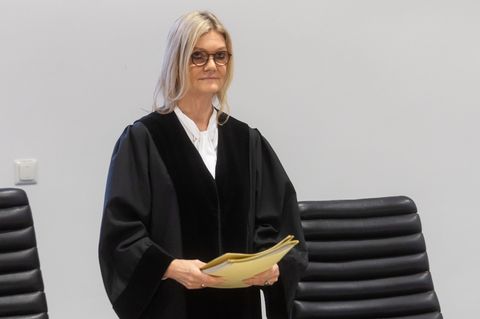 Die beiden Angeklagten wollten sich zu Prozessbeginn zunächst nicht zu den Vorwürfen äußern. Foto: Michael Reichel/dpa