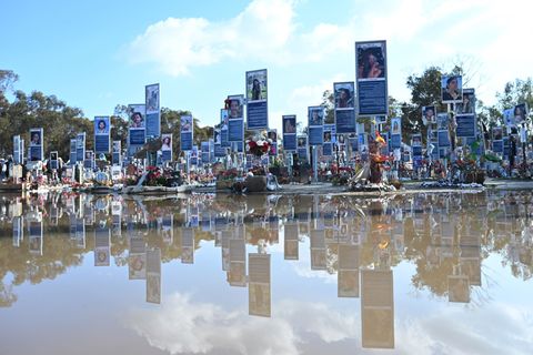 Gedenktafeln stehen auf dem Gelände der Nova Festival Memorial Gedenkstätte. (Archivbild) Foto: Elisa Schu/