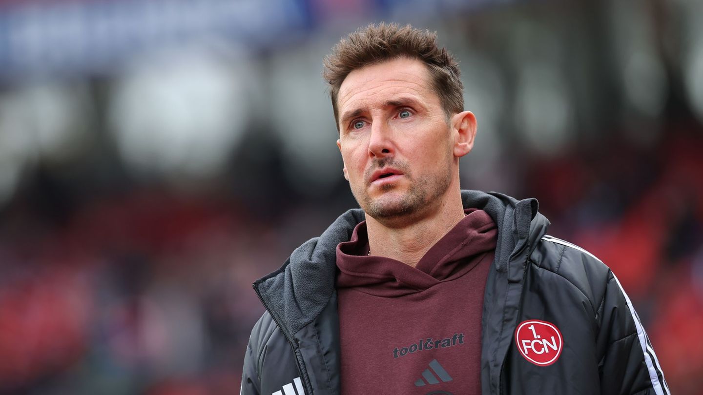 Miroslav Klose stimmt seine Mannschaft ab dem 2. Januar auf die Rückrunde ein. (Archivbild) Foto: Daniel Karmann/dpa